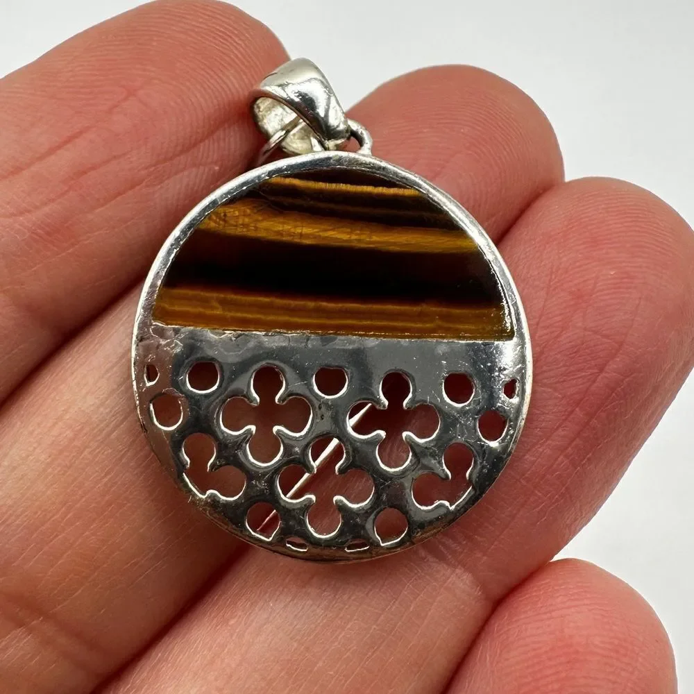 21” Sterling silver necklace with Tigers eye, flower circle pendant!‎